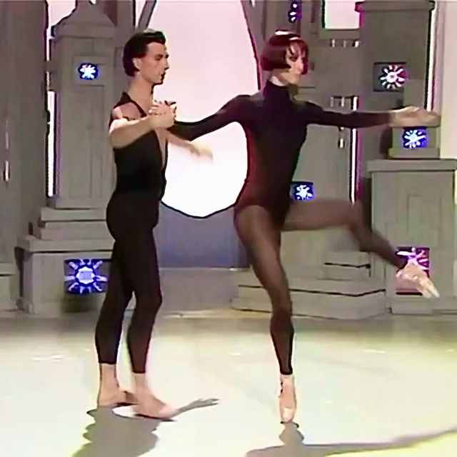 La danse contempo, fin années 80, c'était ça...(bordel, ça a hyyyyyyper mal vieilli) avec Sylvie Guillem (admirez la technique :blob_heart_eyes: ) Laurent Hilaire # dance # dancing