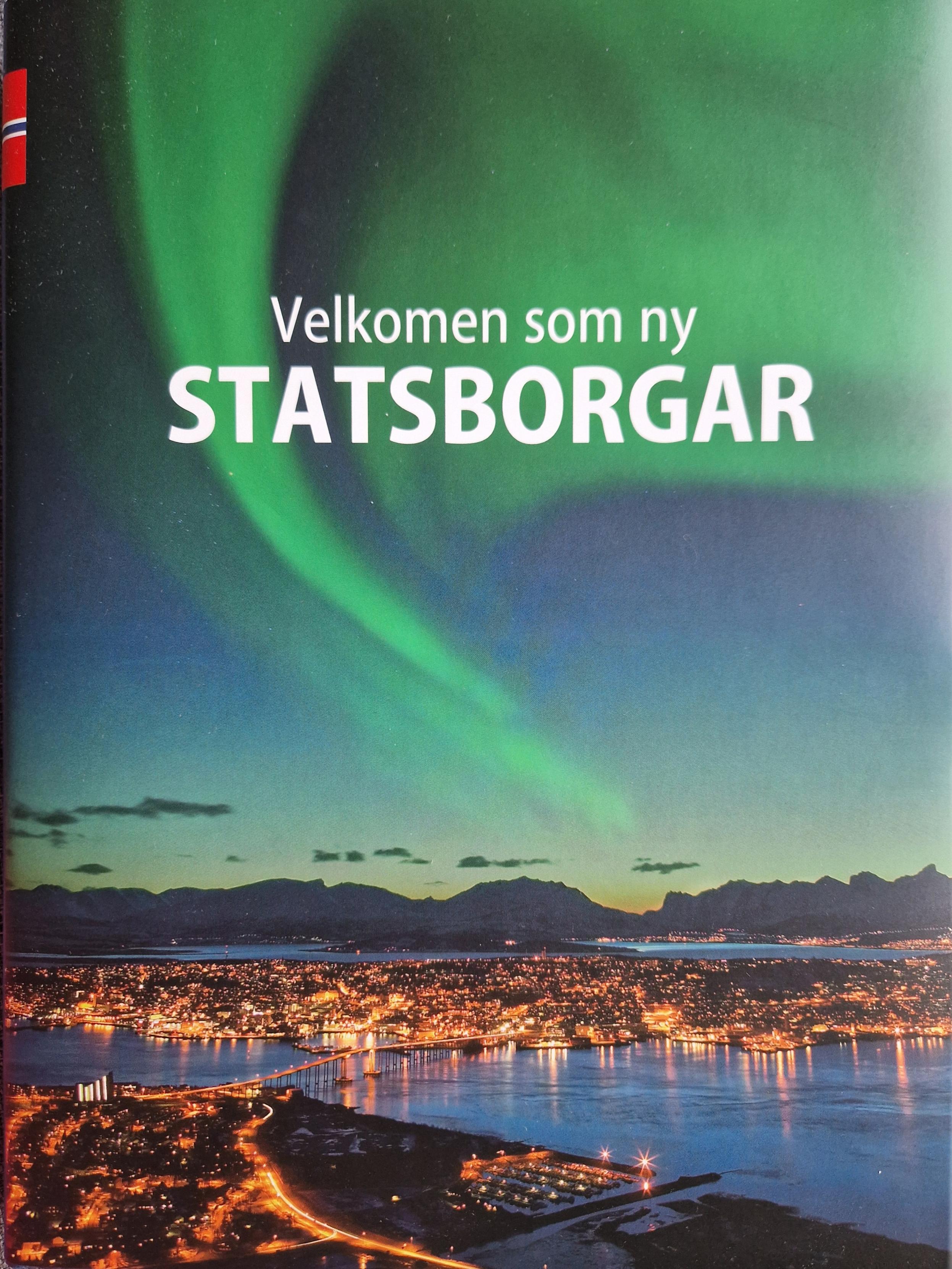 A cover of a "Velkomen som ny Statsborgar" gift book for new citizens of Norway in a nynorsk written language version. The image presents Aurora Borealis over evening lights of a city in Norway.