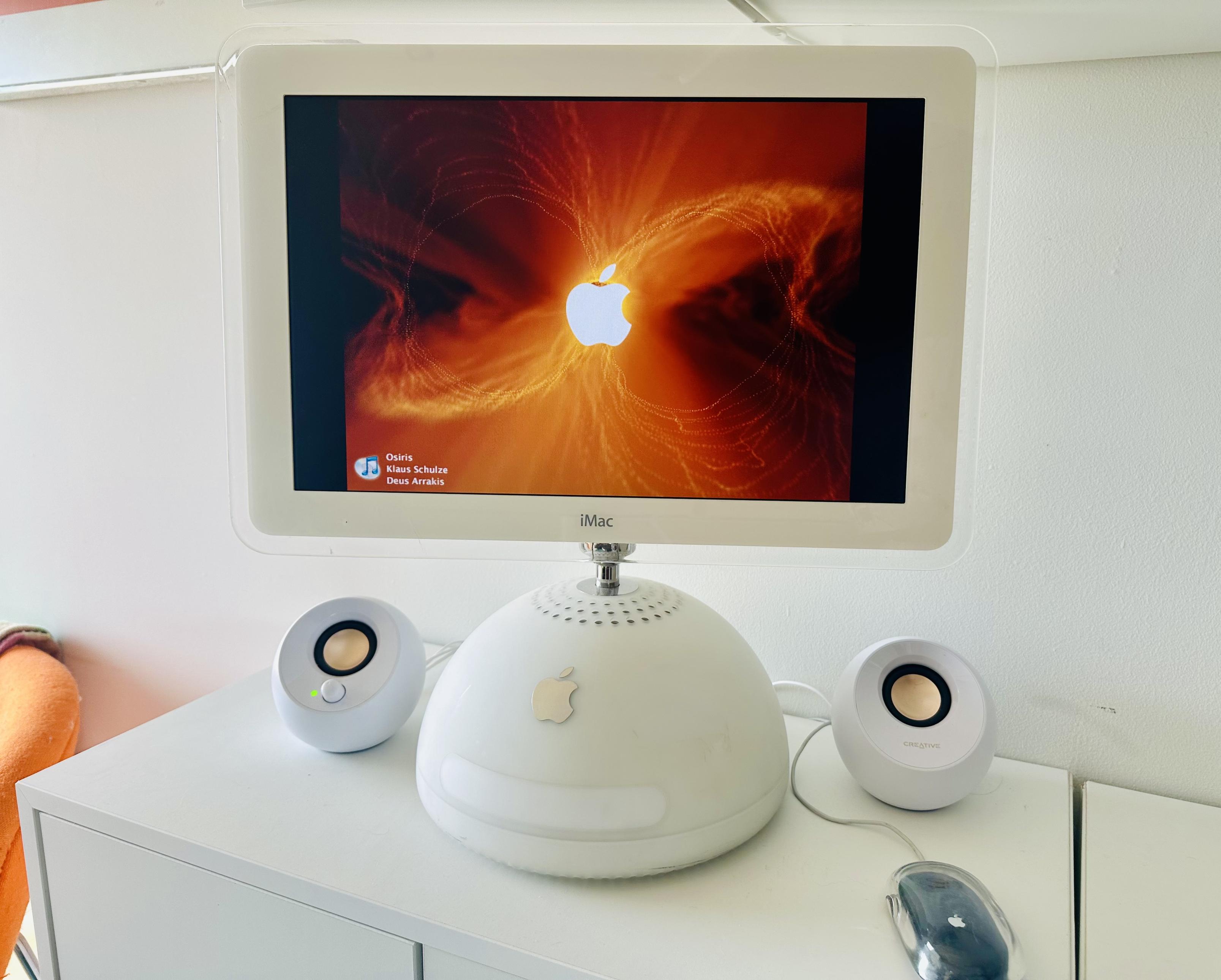 iMac G4 showing iTunes visualization