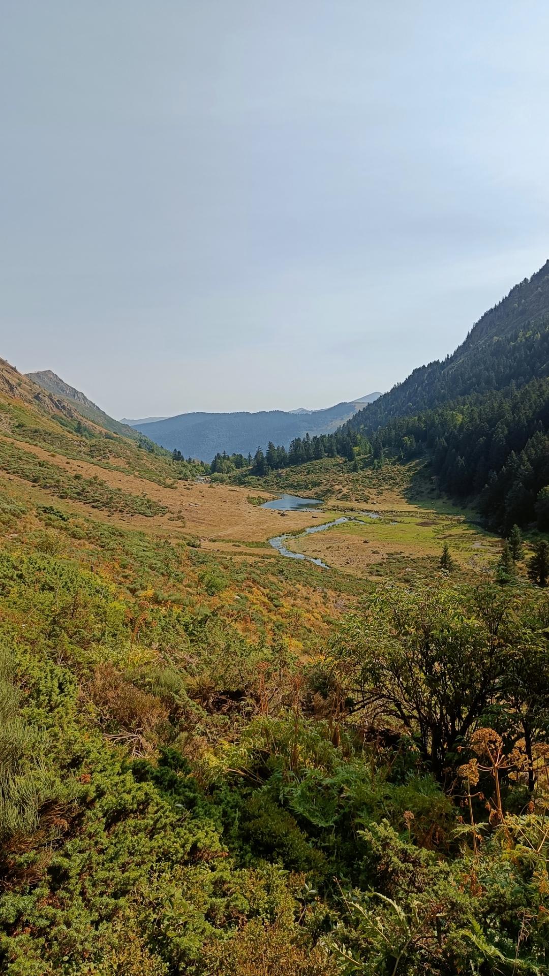 The same river, seen from a distance and from high up in the valley. There are already signs of fall.